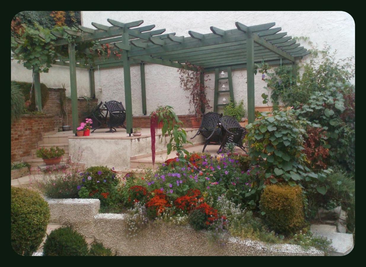 Room "Honeybee" In A Neoclassical House Kastoria Ngoại thất bức ảnh