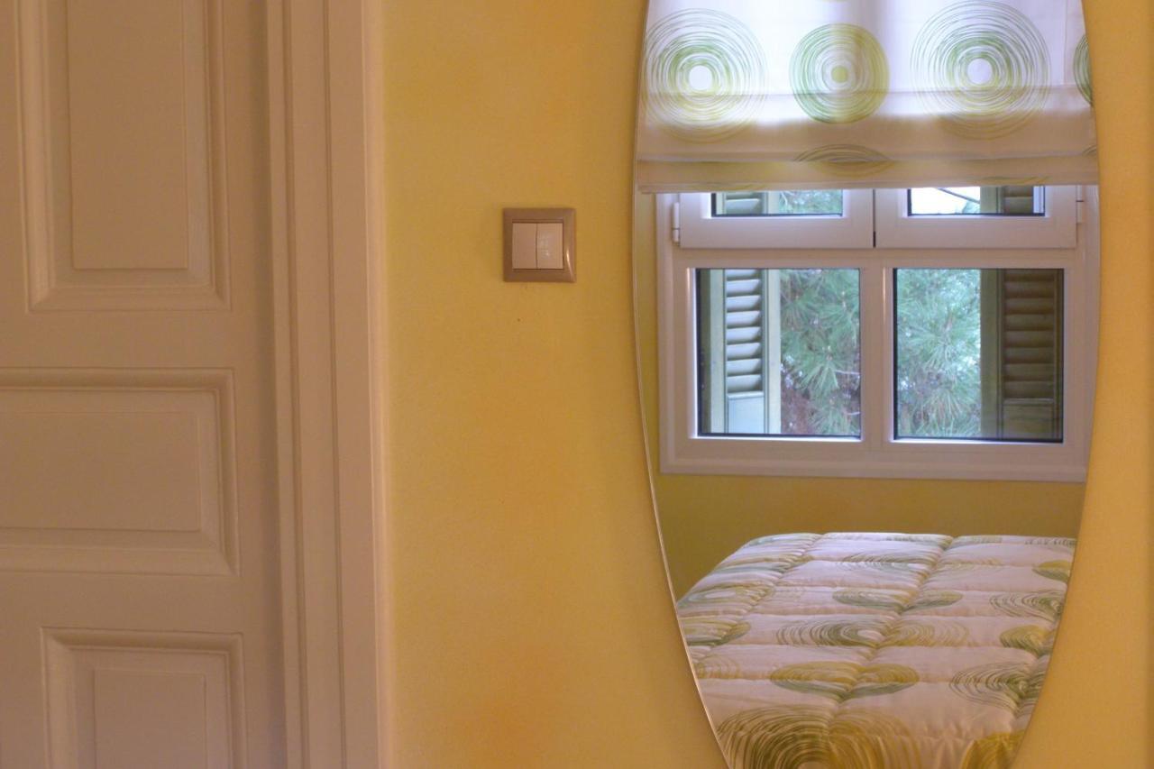 Room "Honeybee" In A Neoclassical House Kastoria Ngoại thất bức ảnh